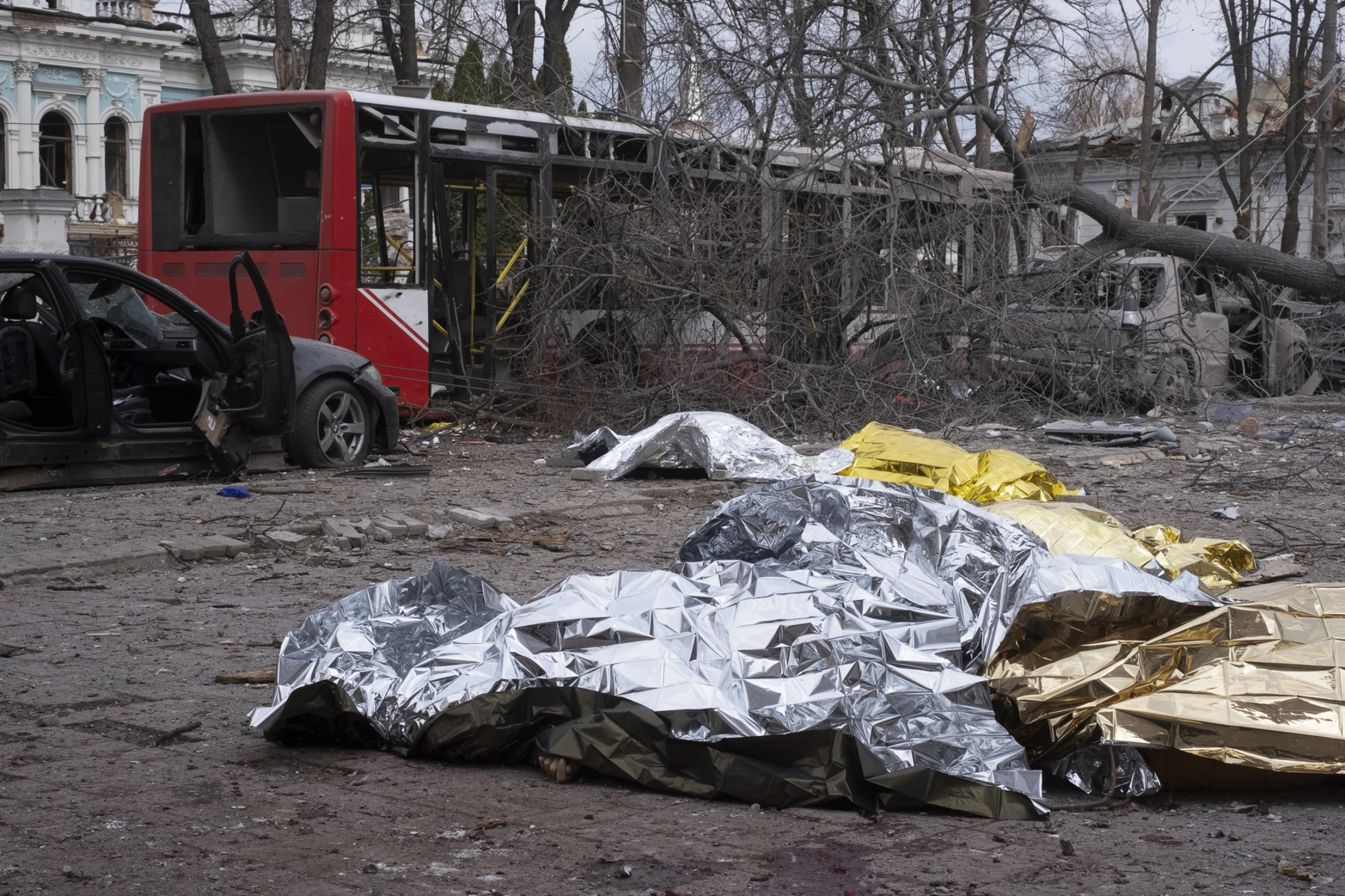 Тіла лежать на землі після російського ракетного удару по Сумах, Україна, неділя, 13 квітня 2025 р.